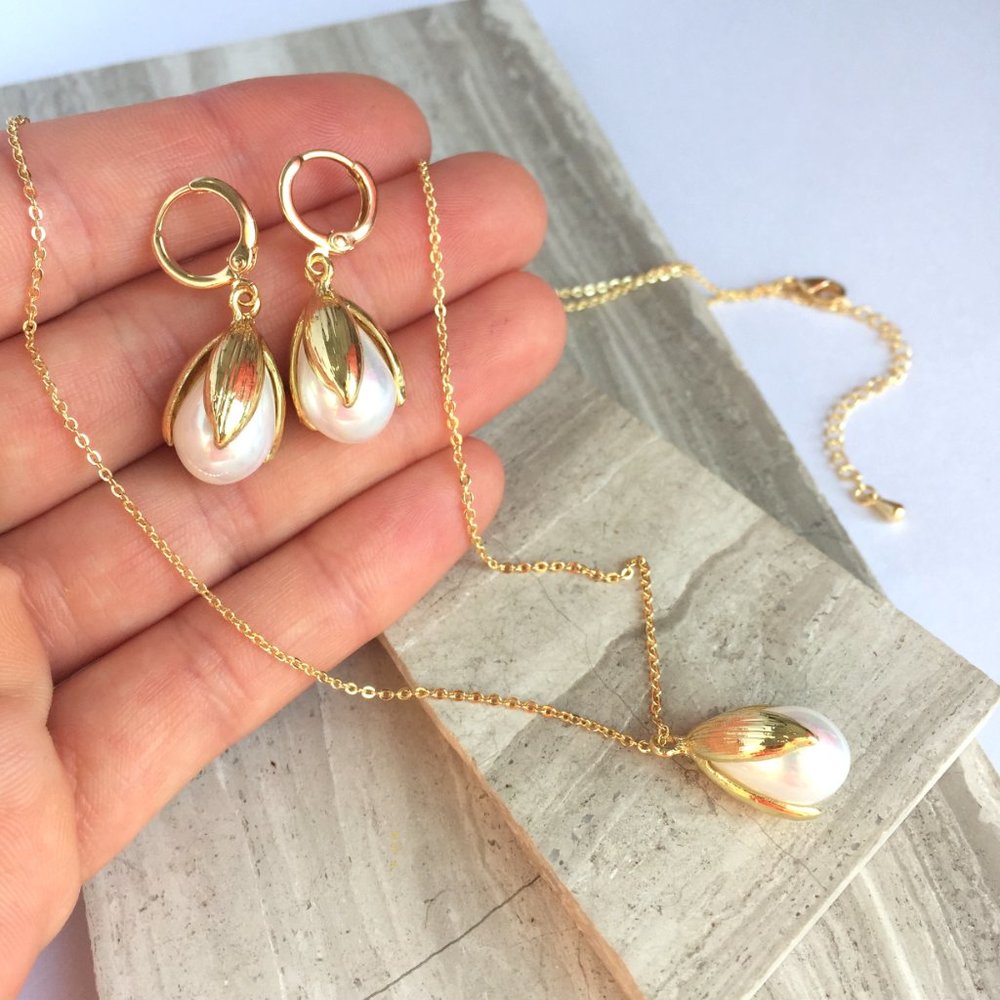 Pearl Tulip drop / Gold huggie lever back Earrings - Picture 7 of 7
